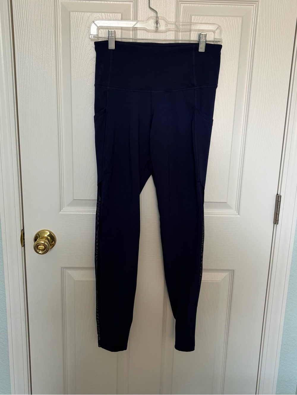 NWOT Old Navy High Waisted Workout Leggings with side pockets size medium
